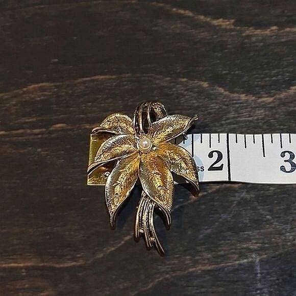 Vtg gold tone faux pearl center lily brooch - Picture 5 of 5